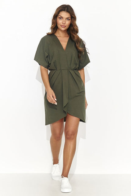 Robe verte chic midi à décolleté pour cocktail ou soirée, avec manches courtes et silhouette droite.