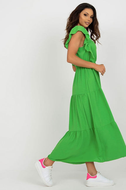 Robe verte fluide pour l'été, style casual, avec longueur midi et sans manches, idéale pour une journée ensoleillée ou une promenade à la plage.