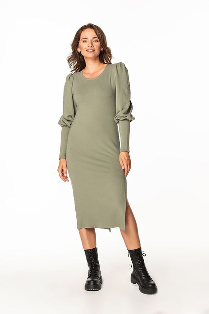 Robe verte midi chic avec manches longues, idéale pour soirée ou cocktail, silhouette droite et élégante.