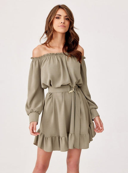 Robe verte courte à épaules dénudées et manches longues, idéale pour une soirée ou un cocktail estival.