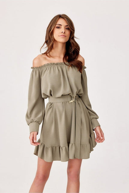 Robe verte courte à épaules dénudées et manches longues, idéale pour une soirée ou un cocktail estival.