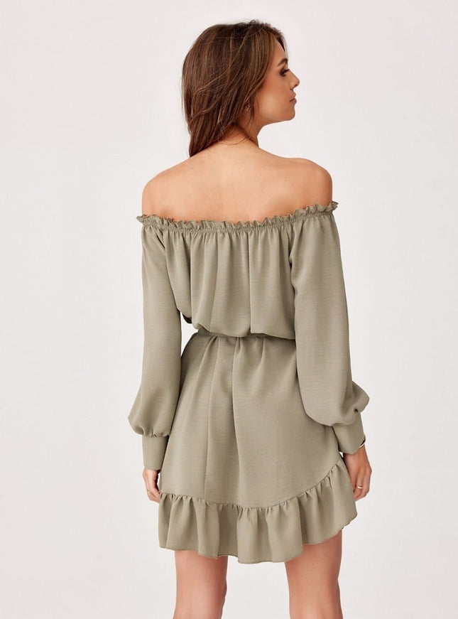 Robe verte à épaules dénudées et manches longues, style casual et chic, courte idéale pour cocktail ou soirée, silhouette droite.