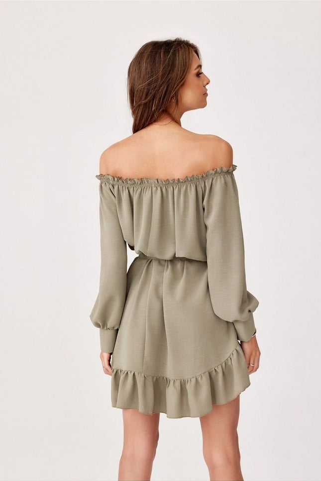 Robe verte à épaules dénudées et manches longues, style casual et chic, courte idéale pour cocktail ou soirée, silhouette droite.