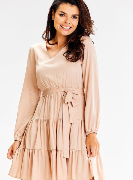 Robe champêtre beige courte à manches longues et ceinture, style décontracté chic idéale pour un mariage ou un événement en plein air.