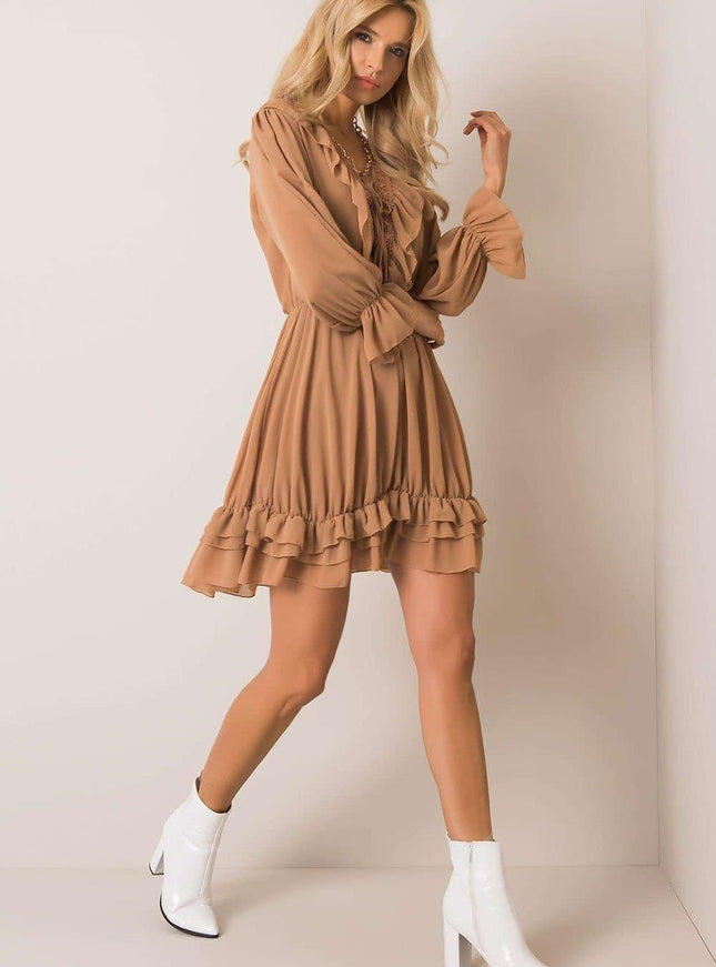 Robe bohème terracotta courte à manches longues, idéale pour une soirée chic ou un évènement décontracté.