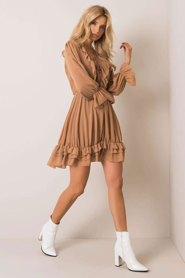 Robe bohème terracotta courte à manches longues, idéale pour une soirée chic ou un évènement décontracté.