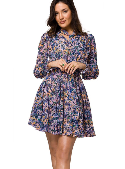 Robe fleurie chic courte à manches longues, idéale pour cocktail ou soirée, silhouette droite, en tissu léger.