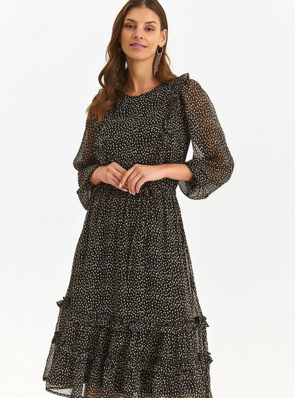 Robe soirée dorée midi avec manches longues, élégante pour cocktail ou événement chic, silhouette trapèze, en tissu scintillant.