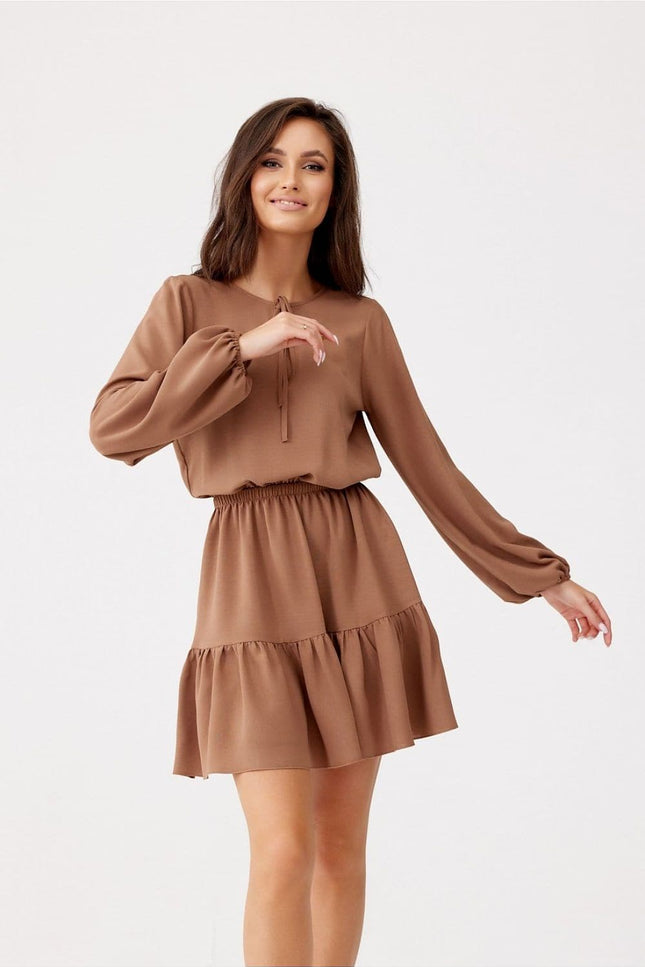 Robe terracotta midi à manches longues et taille élastique pour une allure chic et confortable, idéale pour les soirées ou cocktails.