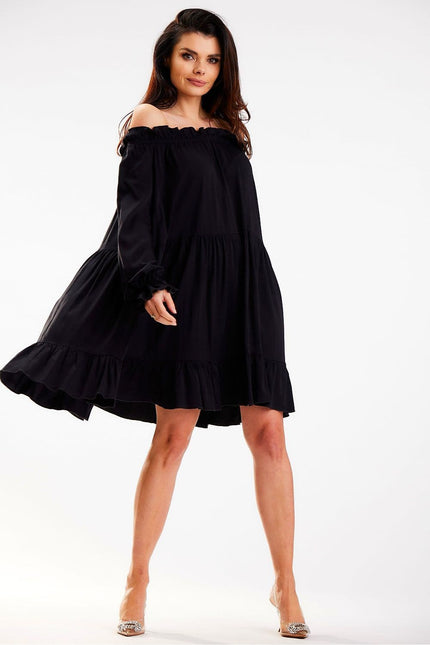 Robe soirée noire courte avec épaules dénudées, style chic et féminin, idéale pour cocktail ou événement festif.