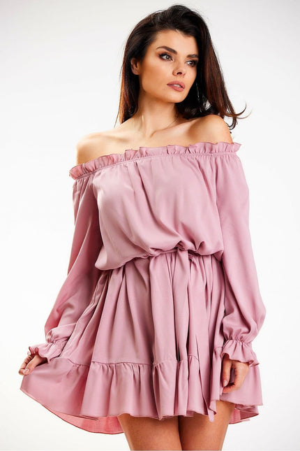 Robe rose courte à épaules dénudées idéale pour soirée chic ou cocktail, avec manches longues et silhouette trapèze.