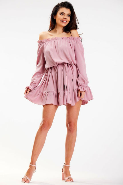 Robe rose courte à épaules dénudées style casual chic pour soirée ou événement estival.