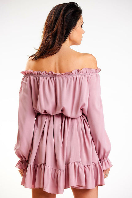 Robe rose courte avec épaules dénudées, style casual chic idéal pour soirée ou cocktail d'été.