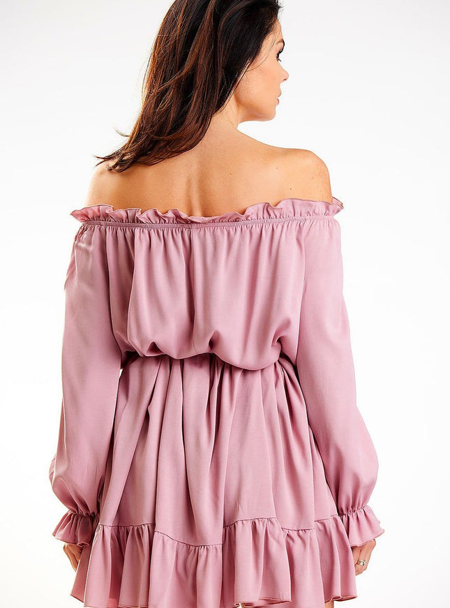 Robe rose courte avec épaules dénudées, style casual chic idéal pour soirée ou cocktail d'été.