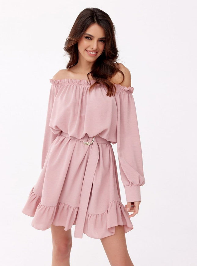 Robe rose courte soirée chic avec épaules dénudées et manches longues, parfaite pour un cocktail ou un événement élégant.