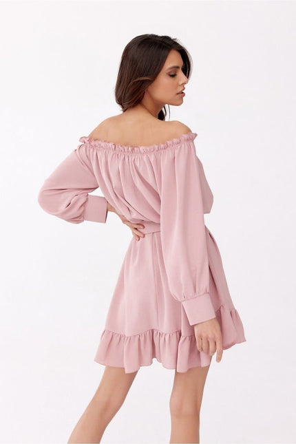 Robe rose chic pour soirée, courte avec épaules dénudées pour femme, parfaite pour cocktail ou événement spécial.