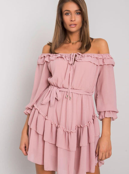 Robe champêtre rose poudré à épaules dénudées, manches longues et jupe évasée pour un style casual chic.