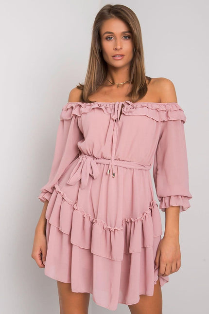 Robe champêtre rose poudré à épaules dénudées, manches longues et jupe évasée pour un style casual chic.