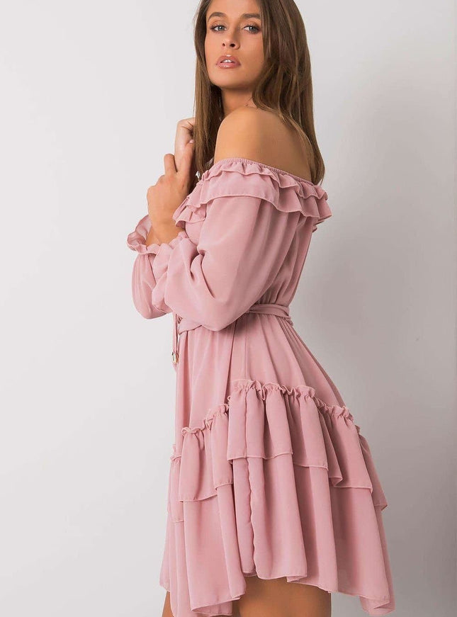 Robe champêtre rose poudrée courte à manches longues et épaules dénudées, idéale pour un mariage ou une soirée.