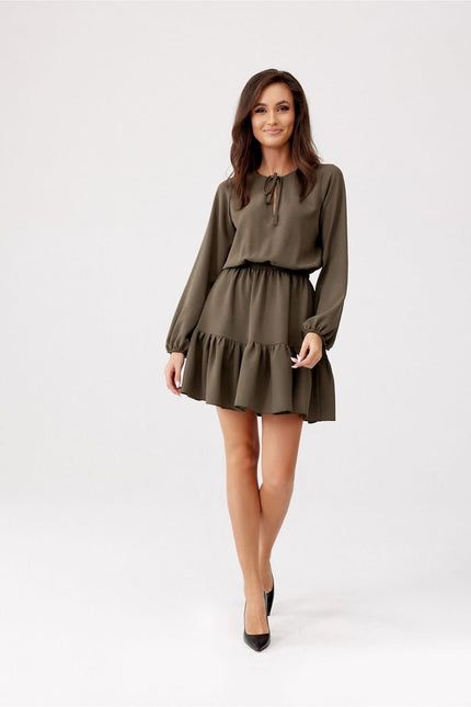 Robe verte fluide femme manche longue, style casual chic, idéale pour soirée ou événement décontracté, longueur courte.