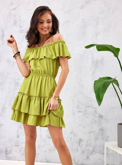 Robe verte bohème courte à épaules dénudées, idéale pour soirée d'été ou une occasion casual chic.