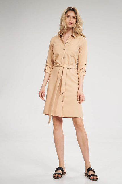 Robe chemise beige midi à manches longues, idéale pour un style casual chic au travail ou sorties décontractées.