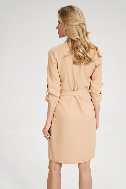 Robe chemise beige midi à manches longues, idéale pour une tenue casual chic ou pour un cocktail.