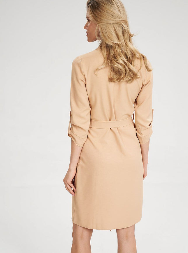 Robe chemise beige midi à manches longues, idéale pour une tenue casual chic ou pour un cocktail.