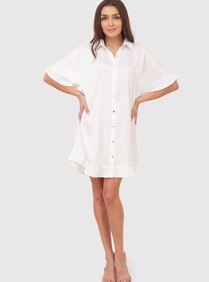 Robe chemise blanche courte casual avec manches courtes pour un look décontracté et estival, idéale pour la plage ou une sortie quotidienne.