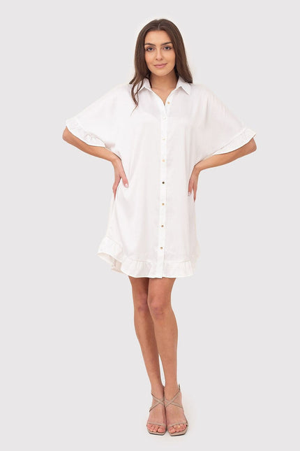 Robe chemise blanche courte casual avec manches courtes pour un look décontracté et estival, idéale pour la plage ou une sortie quotidienne.