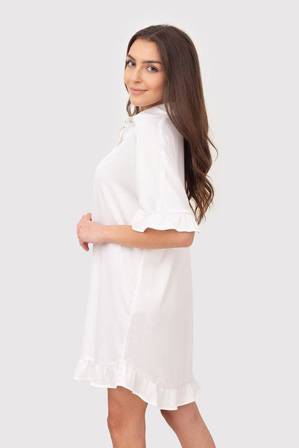 Robe chemise blanche casual courte à manches courtes et col classique, idéale pour une tenue décontractée quotidienne.