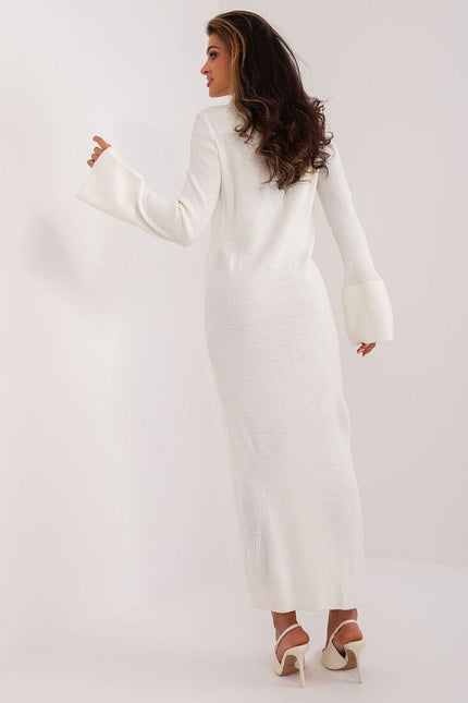 Robe pull blanche longue fendue avec manches longues pour un look chic et décontracté, idéale pour les événements décontractés ou une sortie en ville.