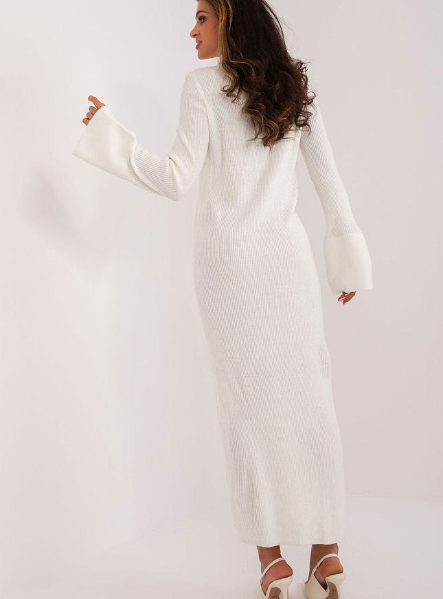 Robe pull blanche longue fendue avec manches longues pour un look chic et décontracté, idéale pour les événements décontractés ou une sortie en ville.