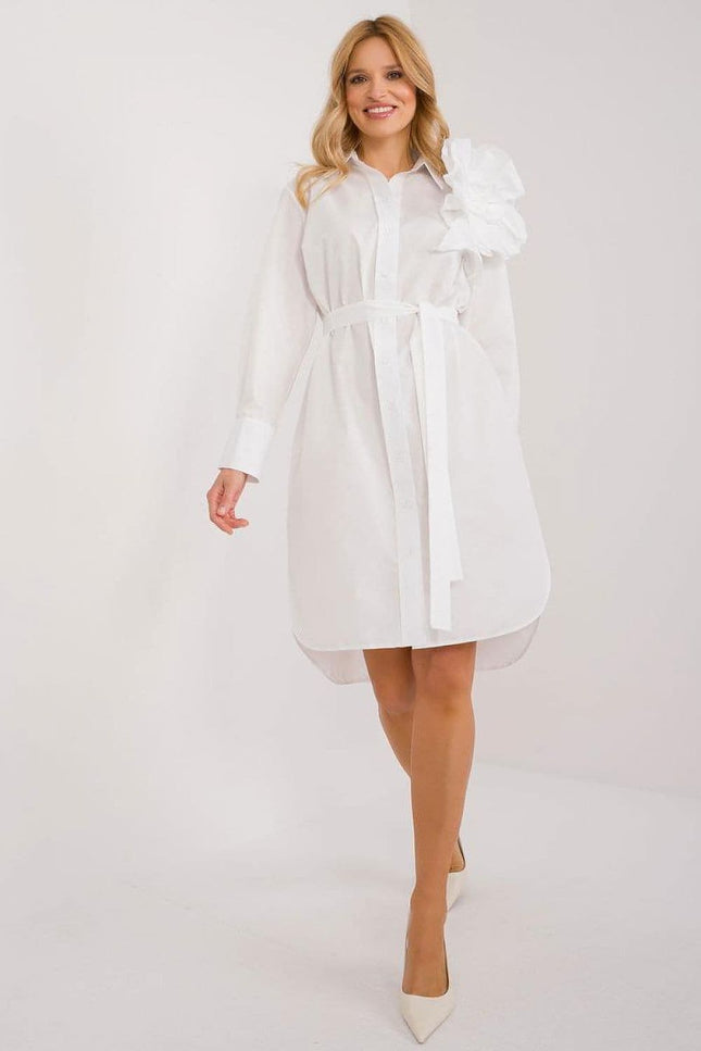 Robe chemise blanche élégante à manches longues et ceinture, style casual chic, idéale pour le travail ou une soirée simple.