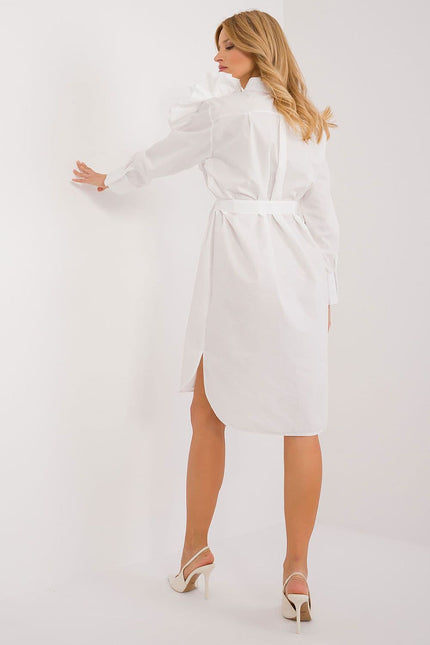 Robe chemise blanche élégante avec manches longues et ceinture, style casual chic, idéale pour le travail ou une sortie quotidienne.