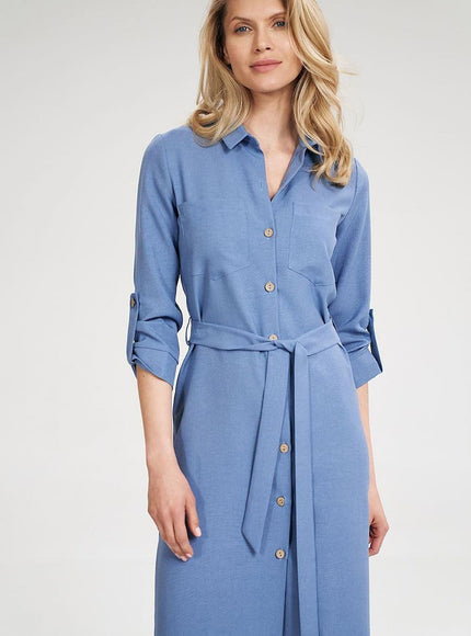 Robe chemise bleue midi casual avec ceinture et manches longues pour un look quotidien élégant et pratique.