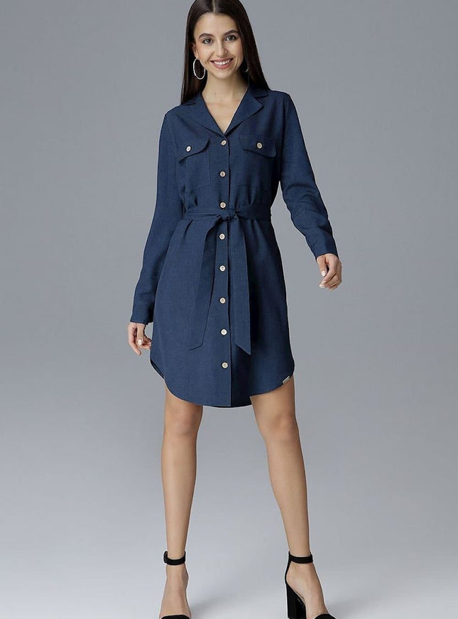 Robe chemise bleue courte cintrée à manches longues pour cocktail ou soirée casual chic.