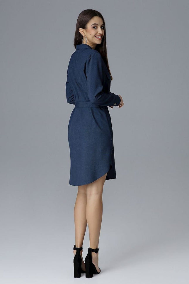 Robe chemise bleue courte cintrée idéale pour un look casual chic ou une soirée simple, avec manches longues et silhouette droite.