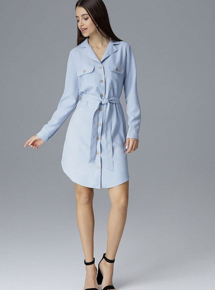 Robe bleue style chemise, longueur midi, manches longues, pour un look casual, avec ceinture assortie.