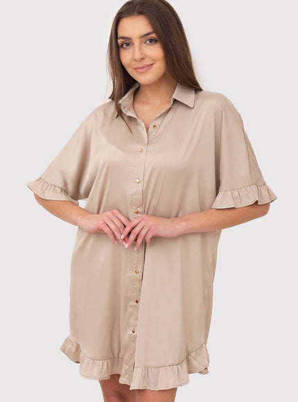 Robe chemise boutonnée beige à manches courtes et coupe droite, idéale pour un look casual ou une tenue de bureau estivale.