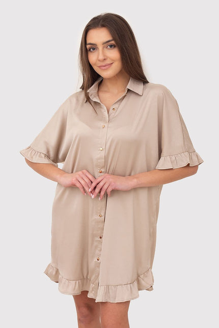 Robe chemise boutonnée beige à manches courtes et coupe droite, idéale pour un look casual ou une tenue de bureau estivale.