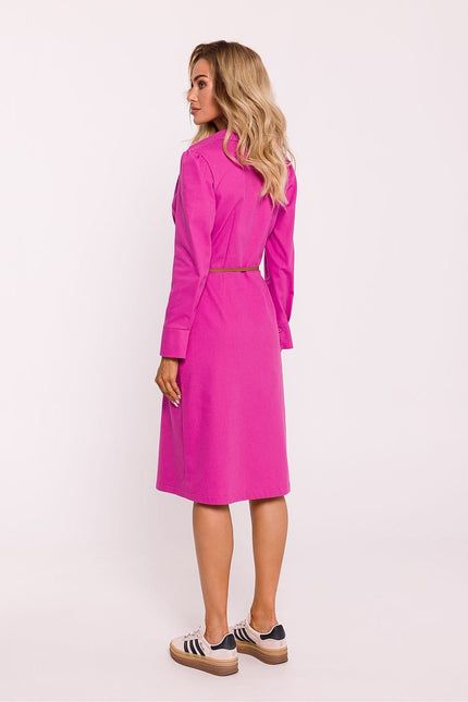 Robe rose midi chic avec manches longues et ceinture pour soirée élégante ou événement cocktail.