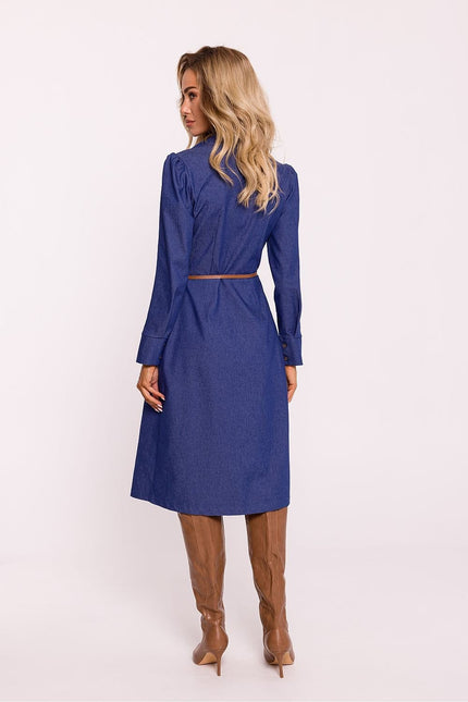 Robe bleue midi chic avec manches longues et ceinture marron pour femme moderne.