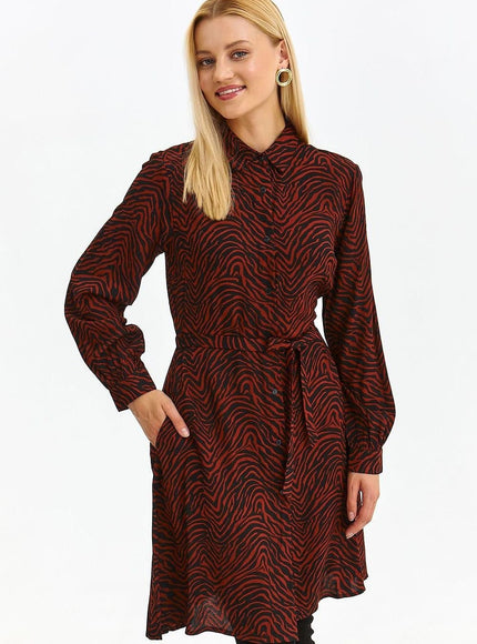 Robe chemise rouge midi à manches longues et motif zébré pour un style casual ou de bureau, confortable et tendance.