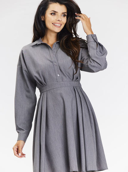 Robe chemise grise casual mi-longue avec manches longues pour un look quotidien élégant.