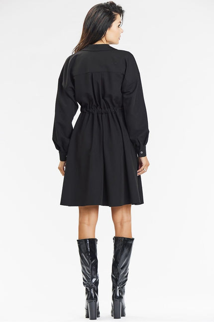 Robe noire chic mi-longue manches longues, idéale pour soirée cocktail ou événement élégant.