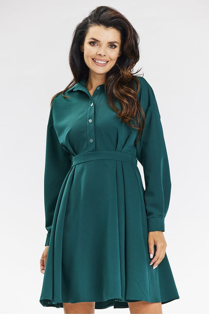 Robe verte chic mi-longue en satin avec manches longues pour cocktail ou soirée.