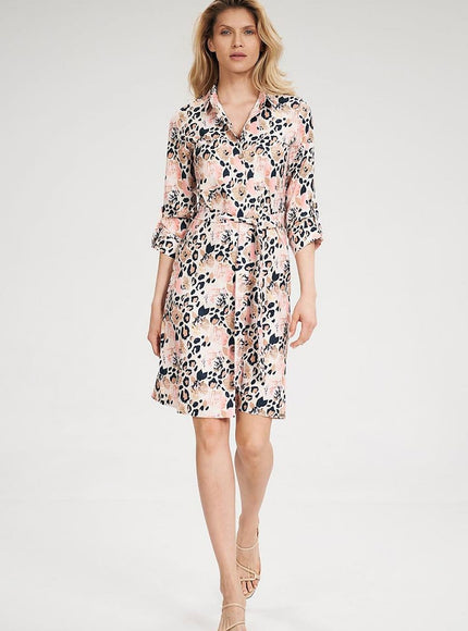 Robe chemise fleurie rose midi avec manches courtes pour cocktail ou évènement casual, silhouette droite et tissu léger pour l'été.