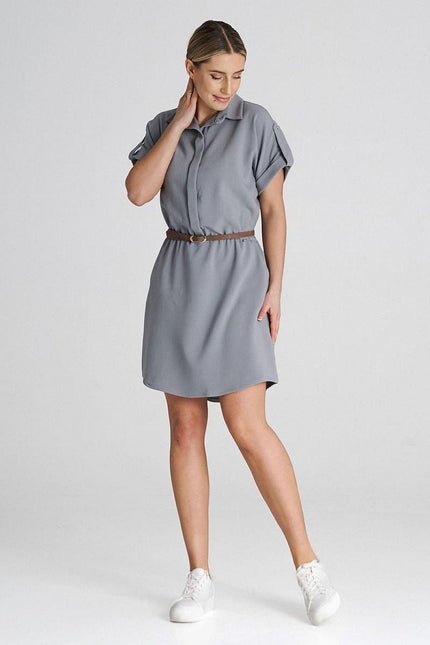 Robe chemise grise courte casual avec manches courtes et ceinture marron, tenue décontractée pour femme.