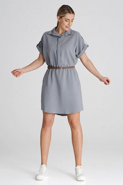 Robe chemise grise courte casual avec manches courtes pour un look décontracté, idéale pour une allure quotidienne simple et élégante.